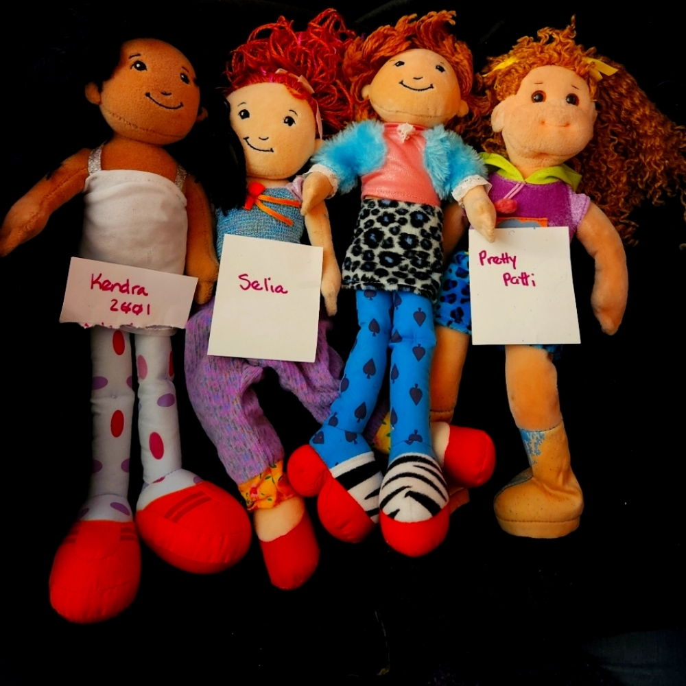 Groovy girls LOT 2 - four dolls!